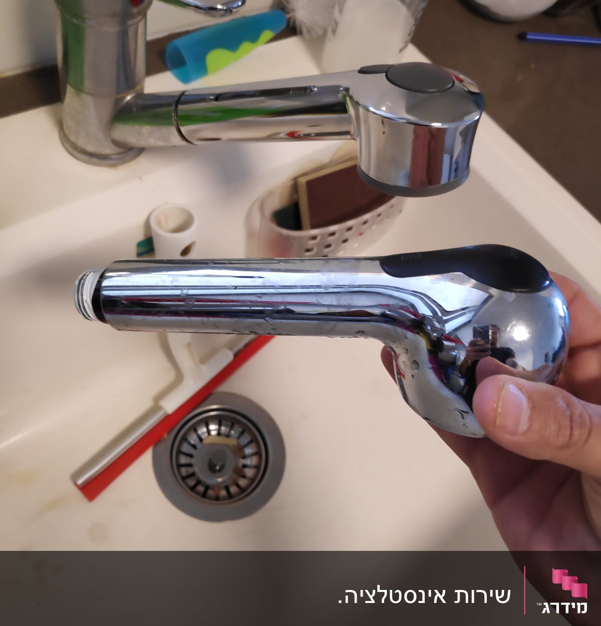 ברז מטבח מפורק עם חלקים ממתכת